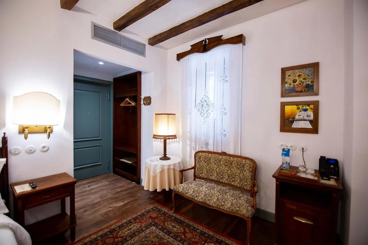 Vila Ebel Hotel Pool & Spa Korça
